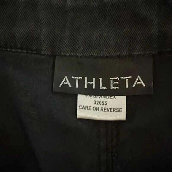 Athleta adorable casual shorts. Two faux pockets. Double button closure. Size 2 - Picture 2 of 3